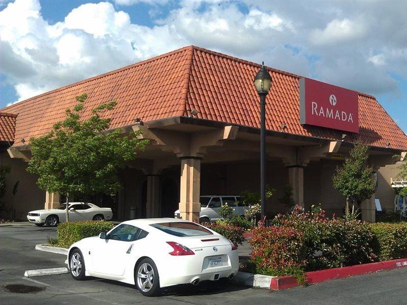 Ramada By Wyndham Fresno North Hotel Exterior photo