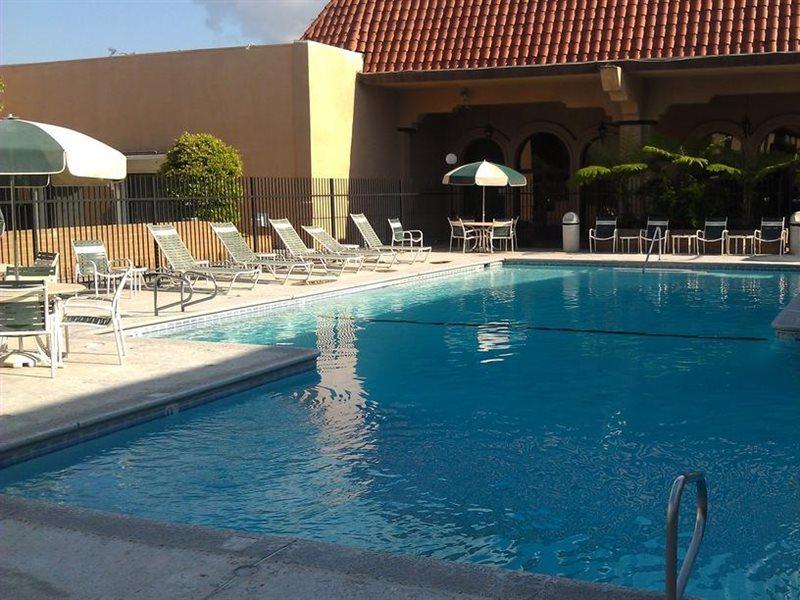 Ramada By Wyndham Fresno North Hotel Exterior photo