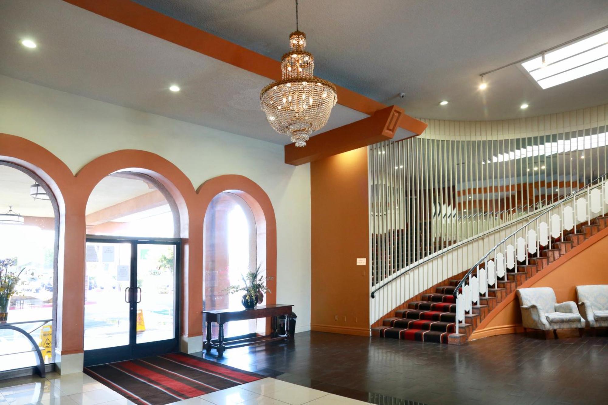 Ramada By Wyndham Fresno North Hotel Exterior photo