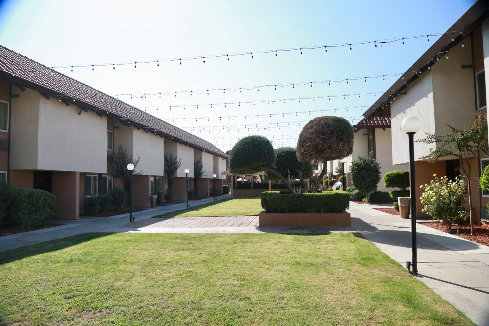 Ramada By Wyndham Fresno North Hotel Exterior photo
