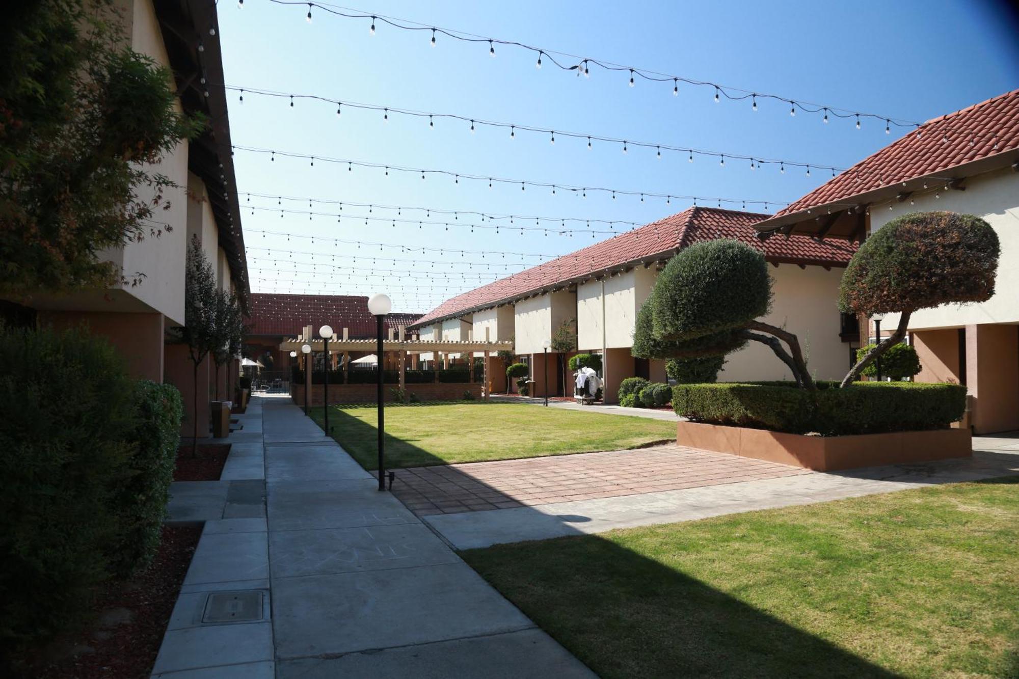Ramada By Wyndham Fresno North Hotel Exterior photo