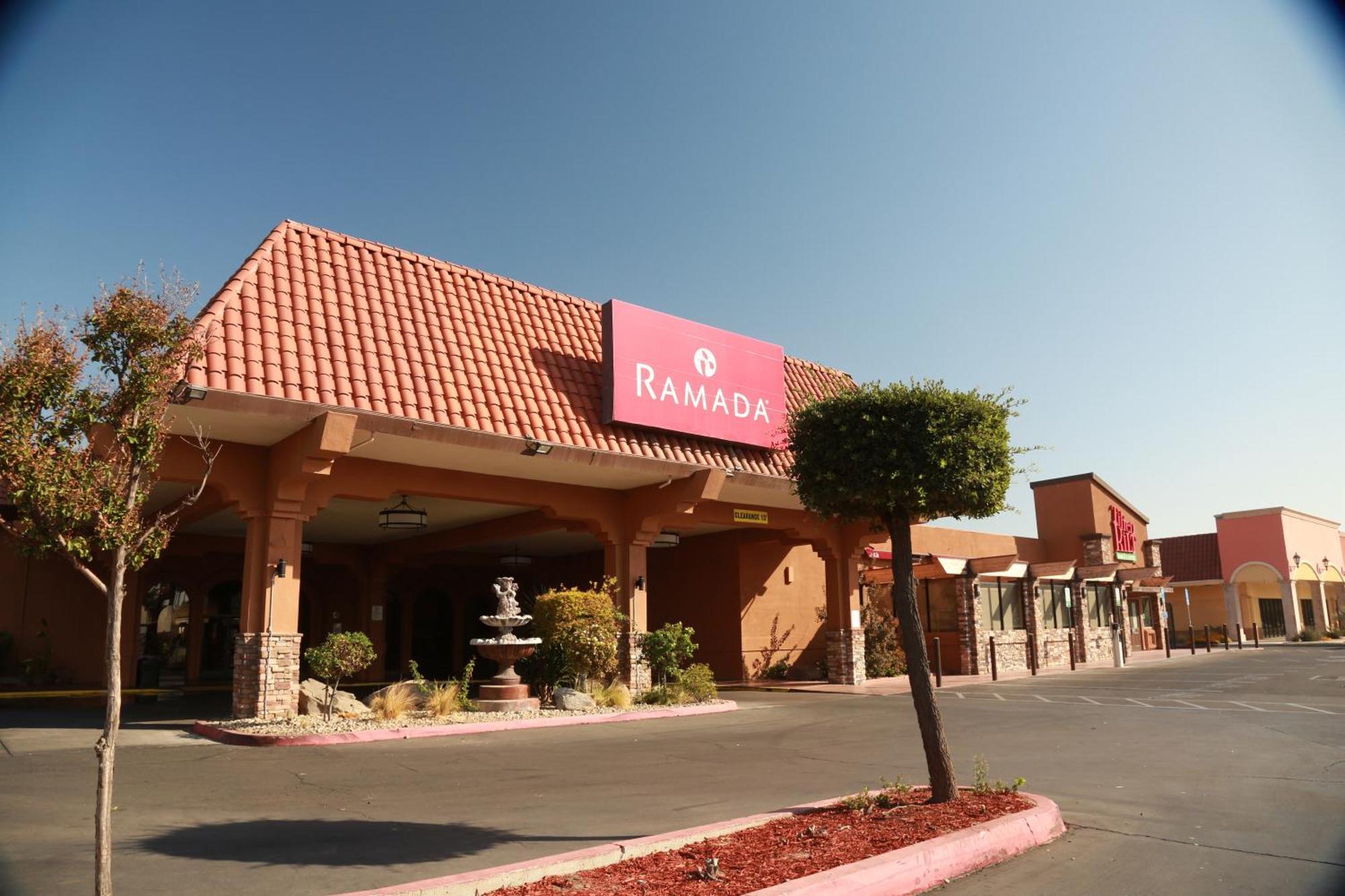 Ramada By Wyndham Fresno North Hotel Exterior photo