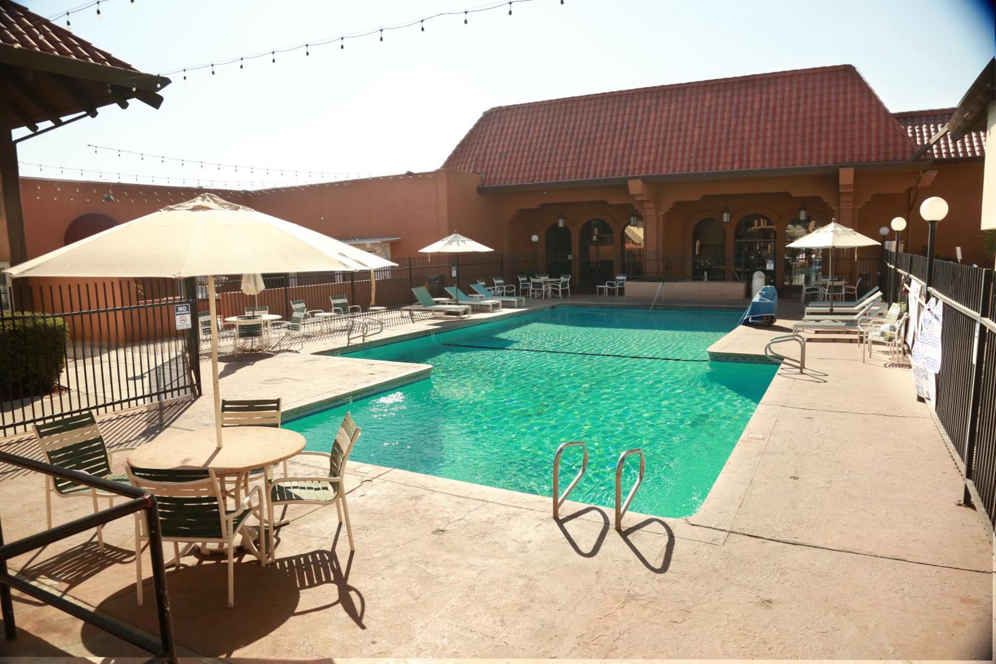 Ramada By Wyndham Fresno North Hotel Exterior photo