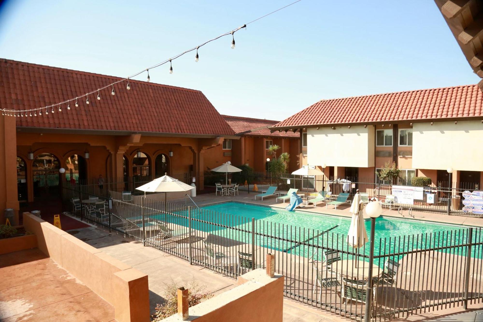 Ramada By Wyndham Fresno North Hotel Exterior photo