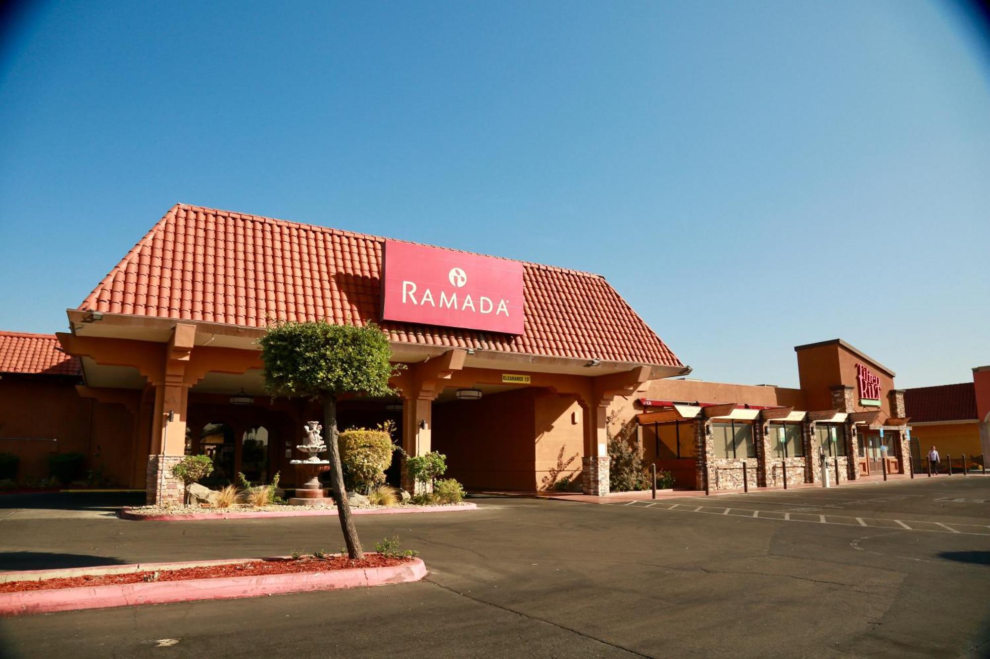 Ramada By Wyndham Fresno North Hotel Exterior photo
