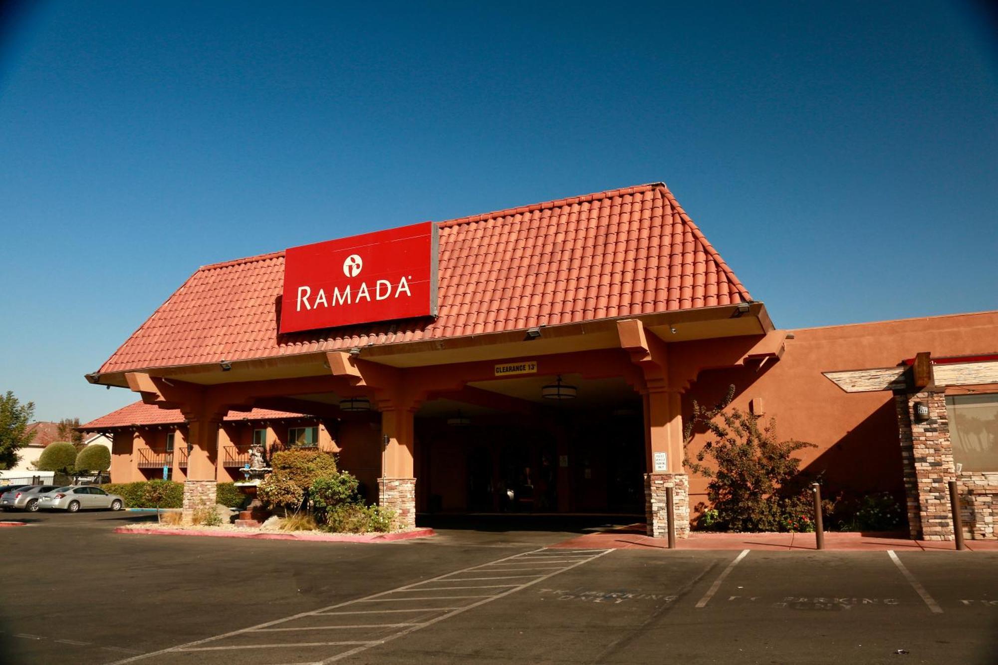 Ramada By Wyndham Fresno North Hotel Exterior photo