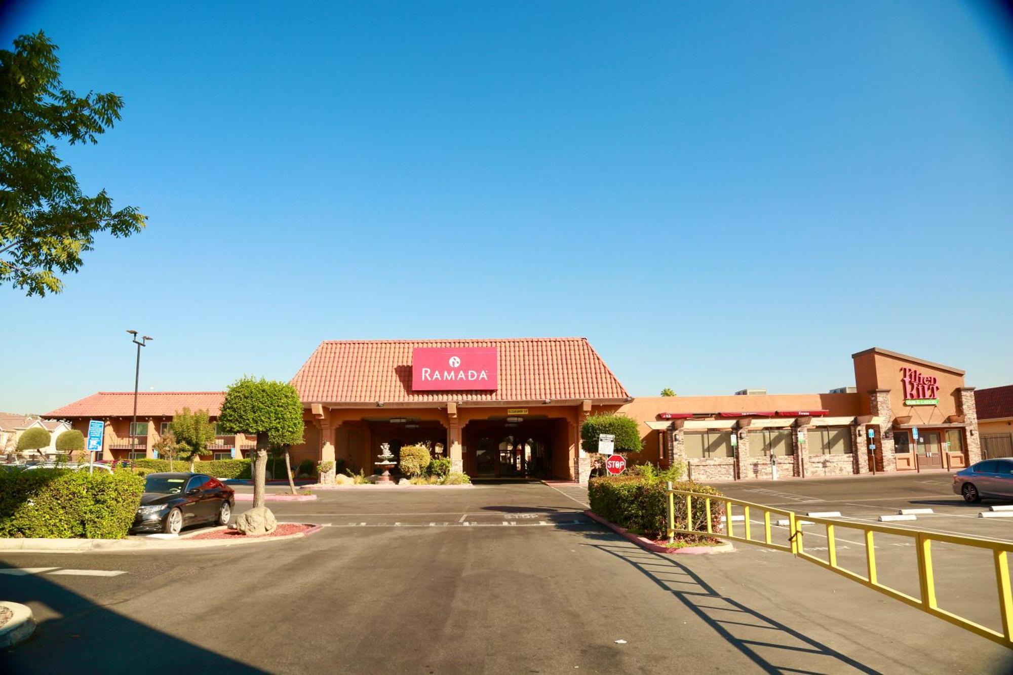 Ramada By Wyndham Fresno North Hotel Exterior photo