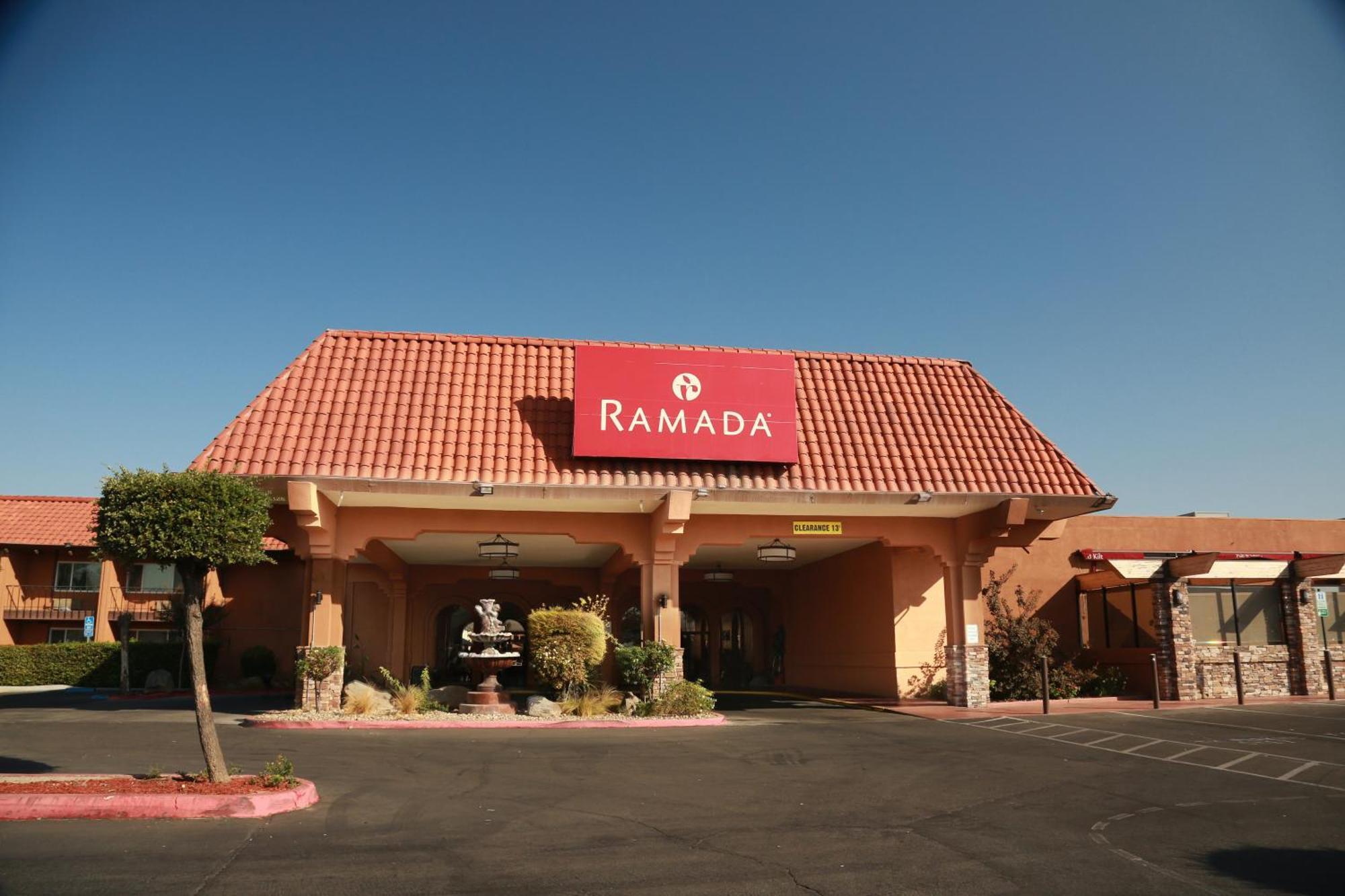 Ramada By Wyndham Fresno North Hotel Exterior photo