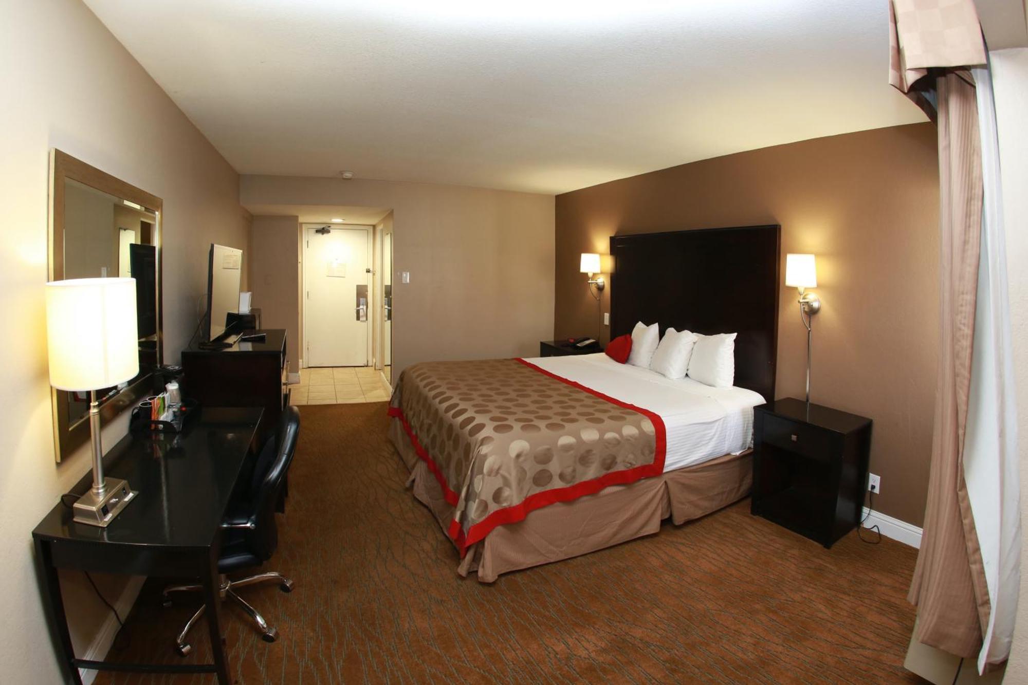Ramada By Wyndham Fresno North Hotel Exterior photo