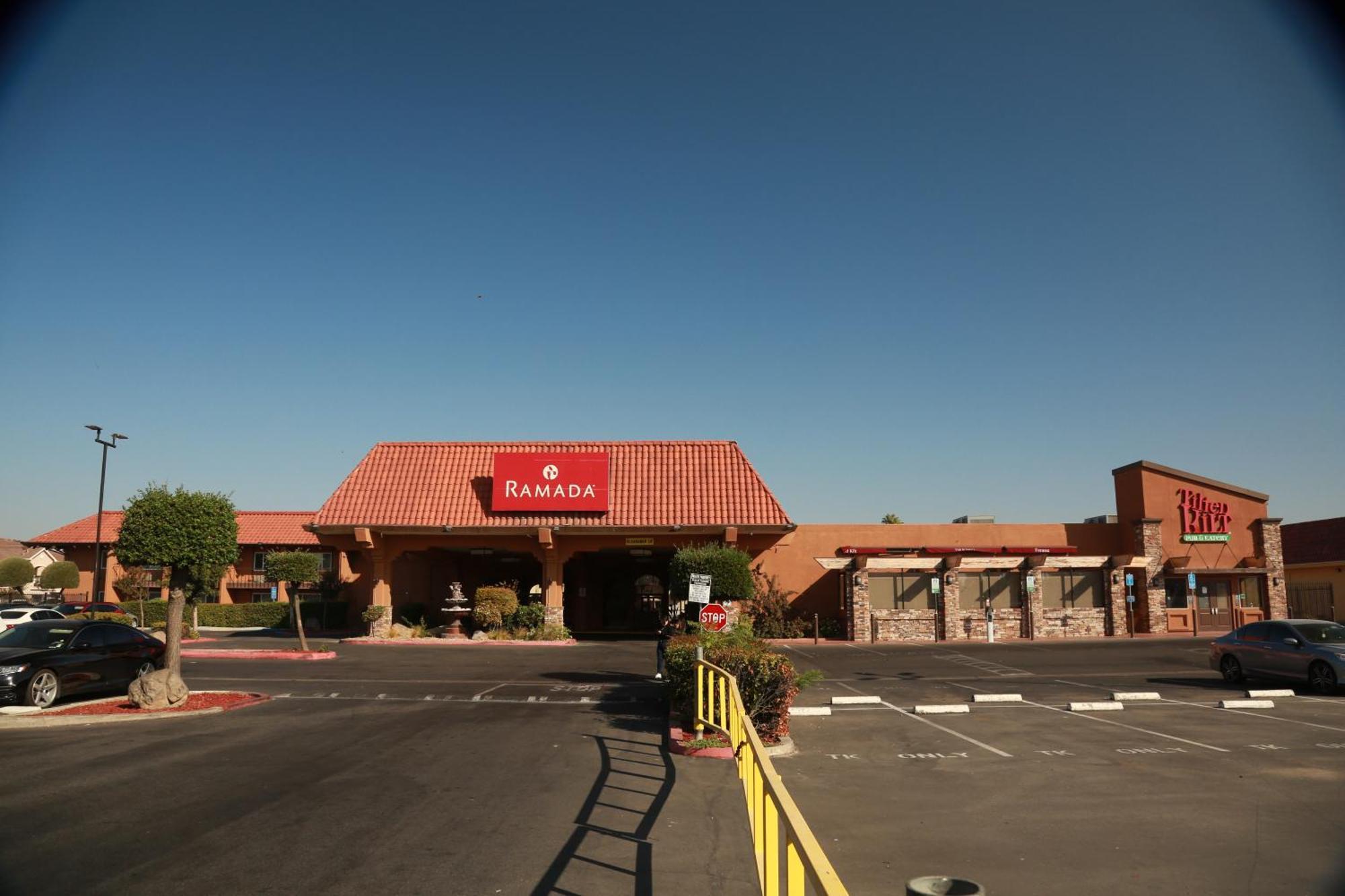 Ramada By Wyndham Fresno North Hotel Exterior photo