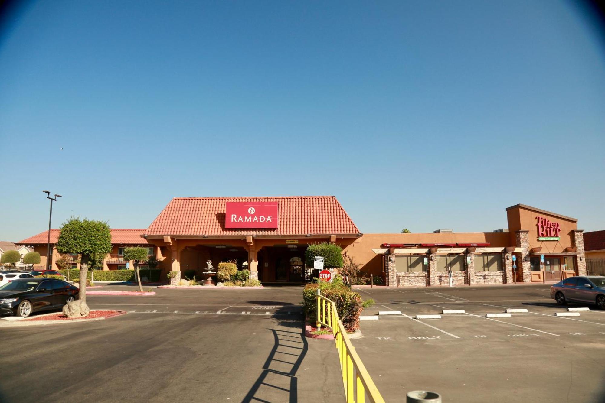 Ramada By Wyndham Fresno North Hotel Exterior photo