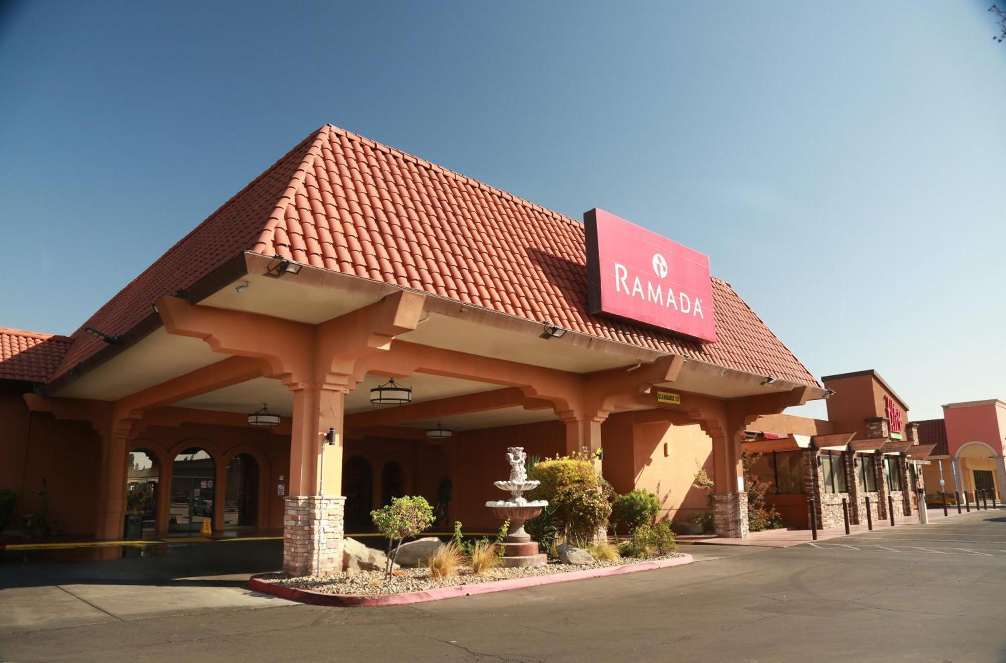 Ramada By Wyndham Fresno North Hotel Exterior photo
