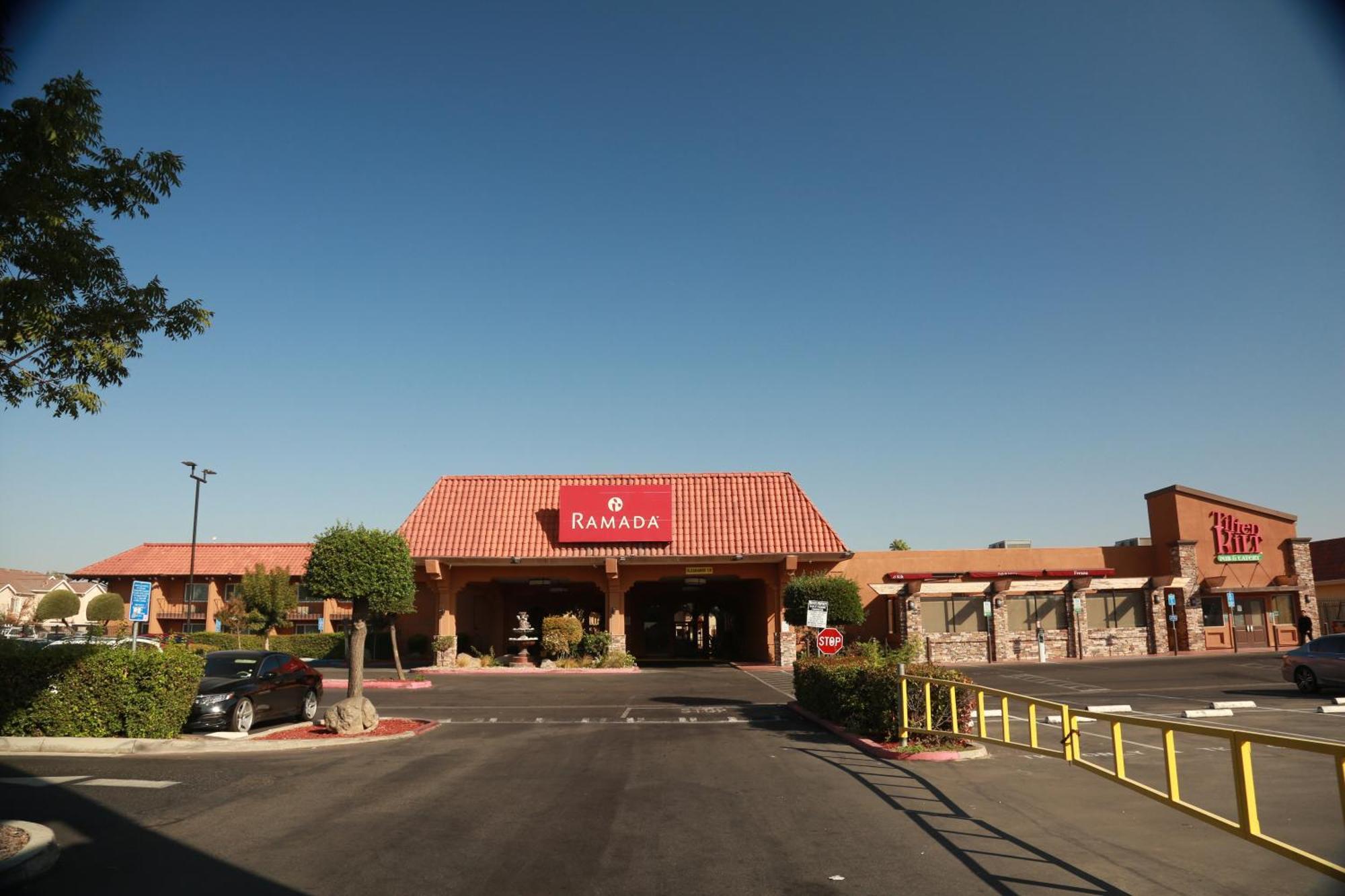Ramada By Wyndham Fresno North Hotel Exterior photo