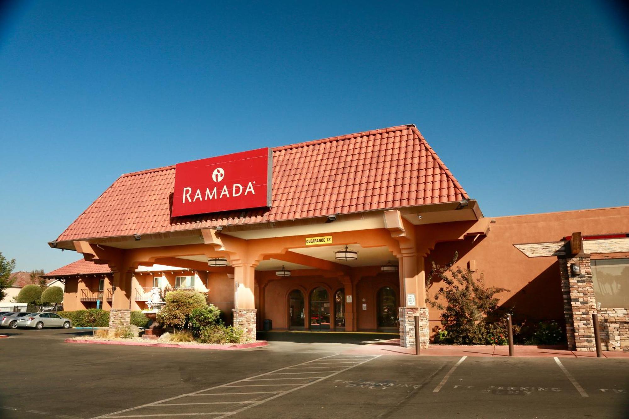 Ramada By Wyndham Fresno North Hotel Exterior photo