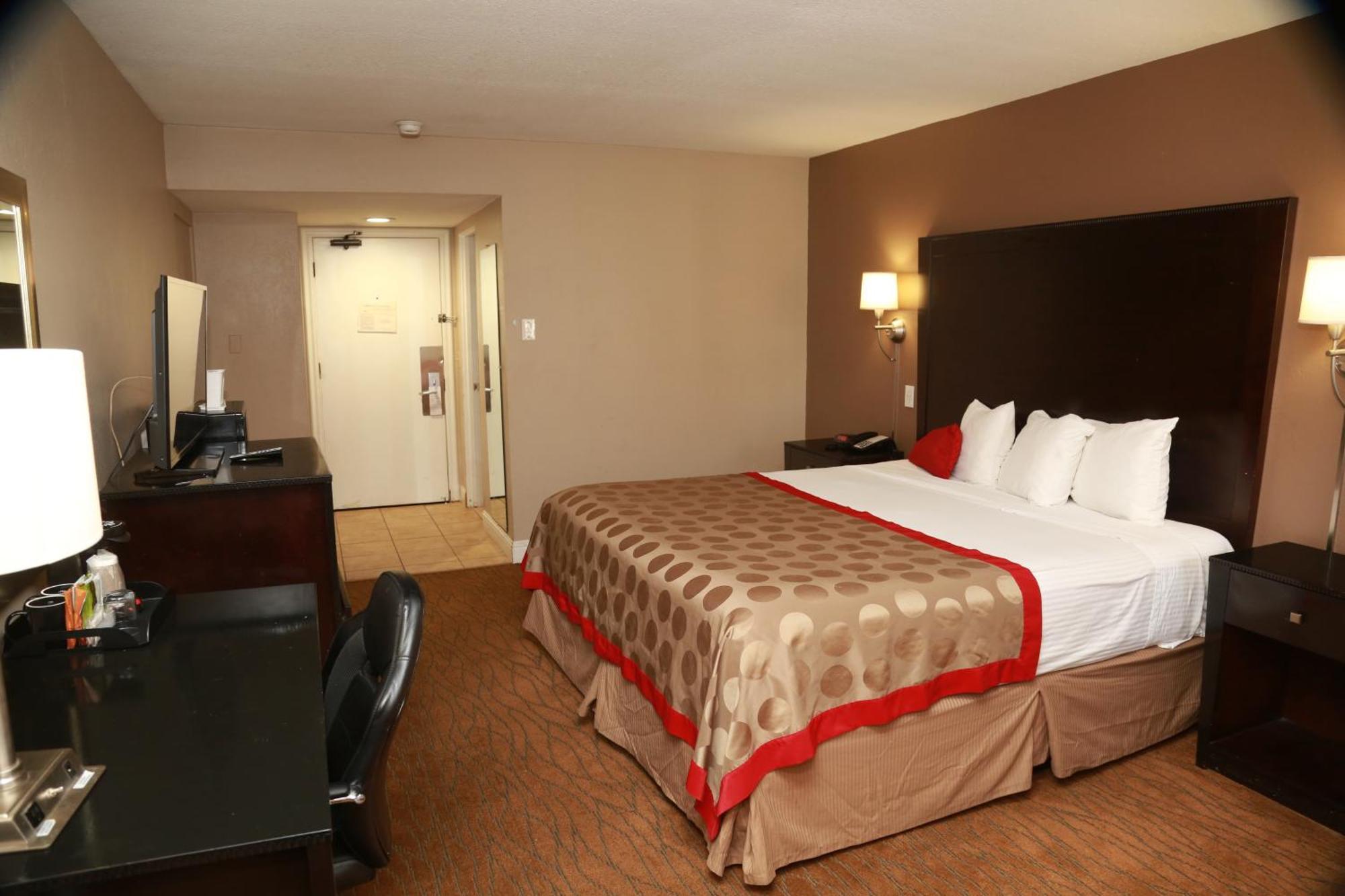 Ramada By Wyndham Fresno North Hotel Exterior photo