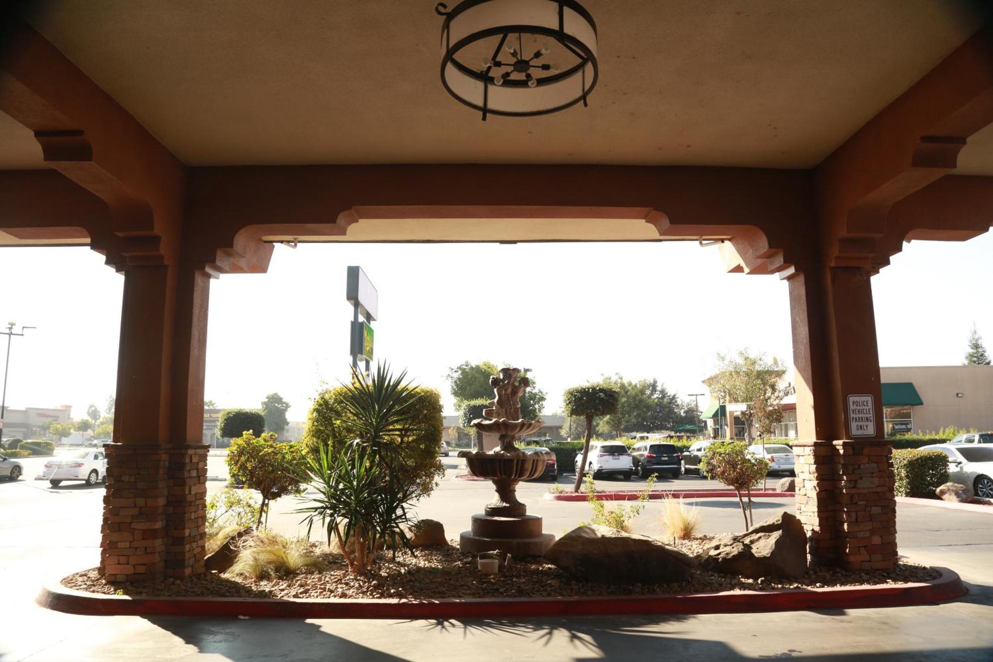 Ramada By Wyndham Fresno North Hotel Exterior photo
