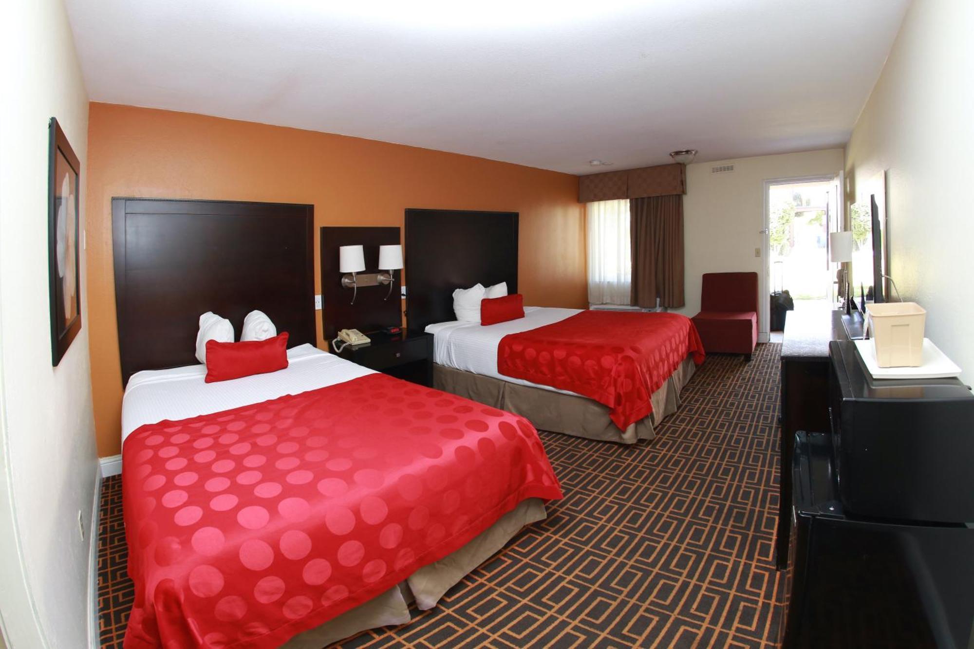 Ramada By Wyndham Fresno North Hotel Exterior photo