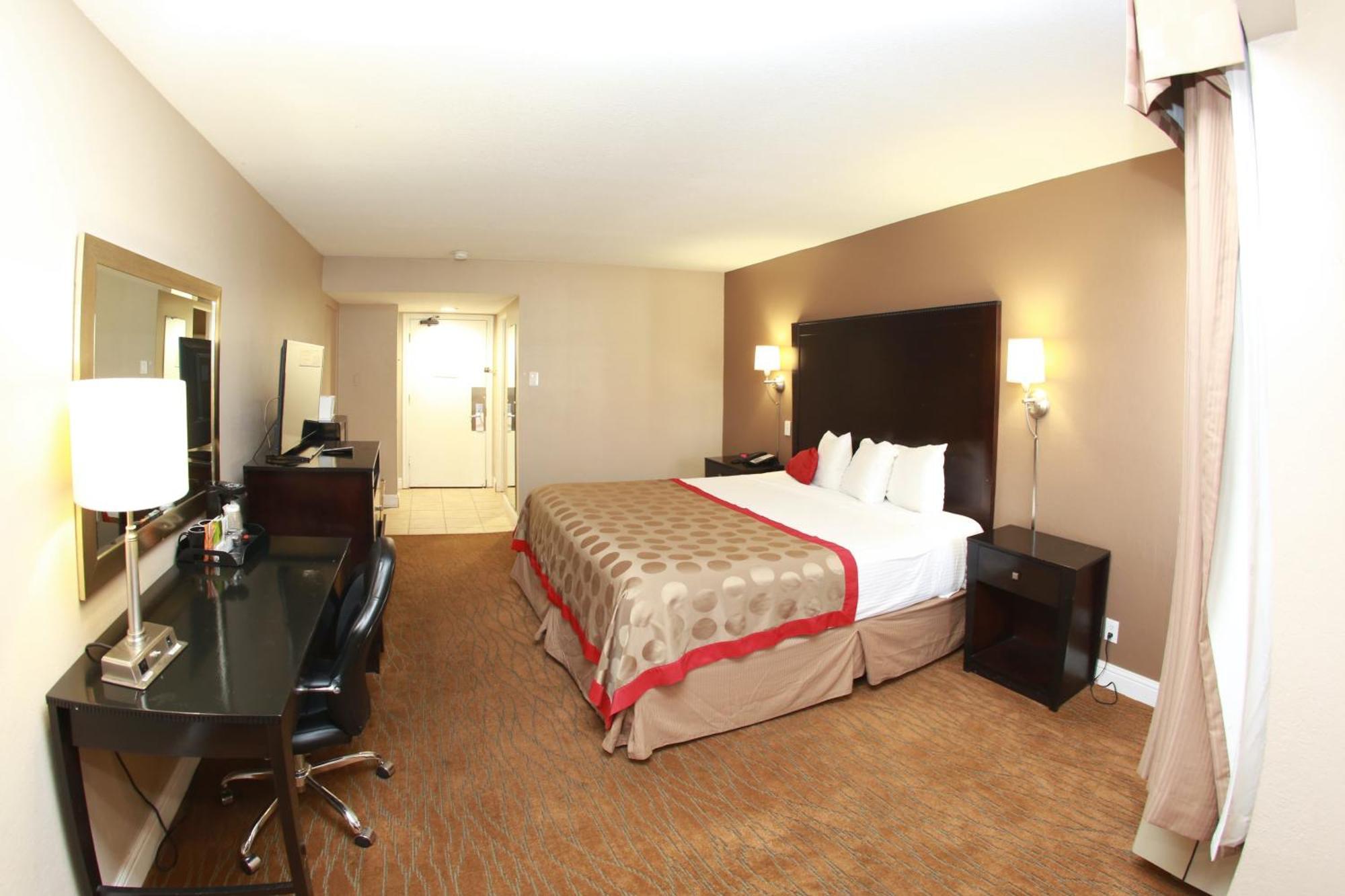 Ramada By Wyndham Fresno North Hotel Exterior photo