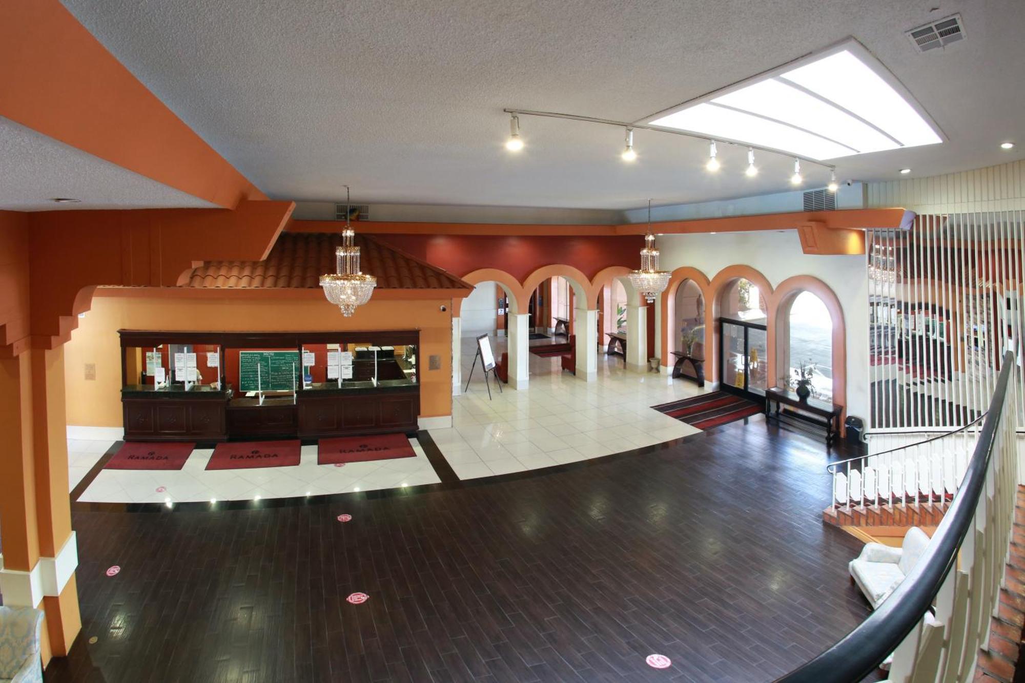 Ramada By Wyndham Fresno North Hotel Exterior photo