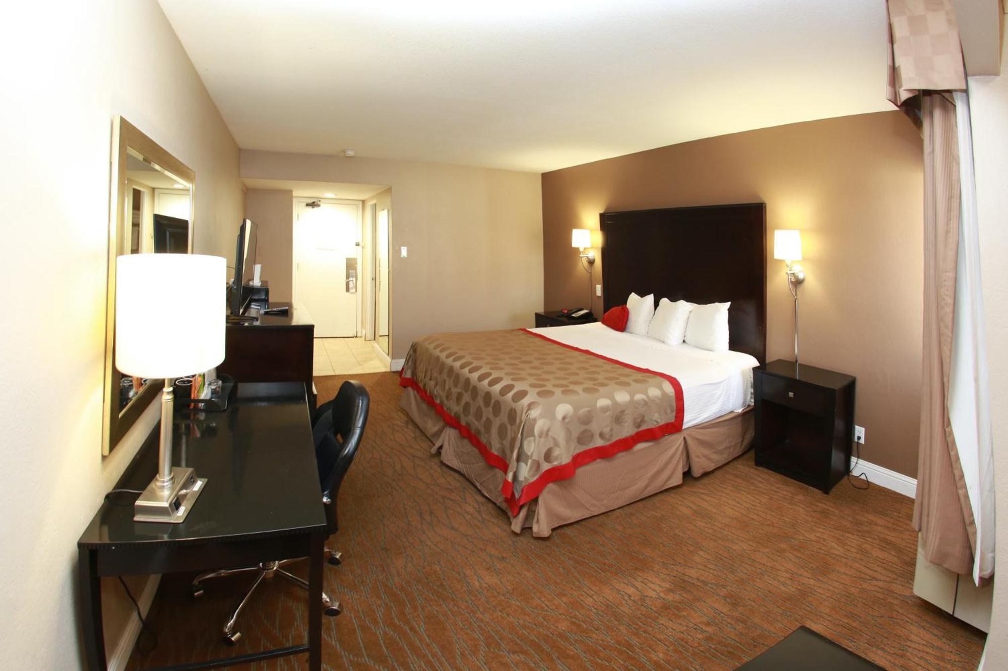 Ramada By Wyndham Fresno North Hotel Exterior photo