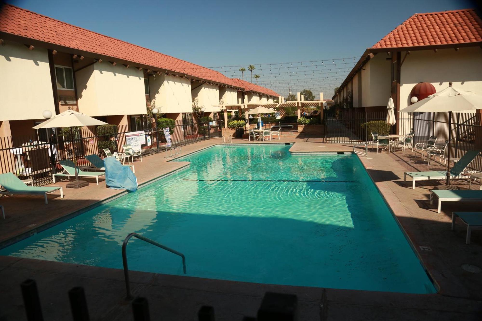 Ramada By Wyndham Fresno North Hotel Exterior photo
