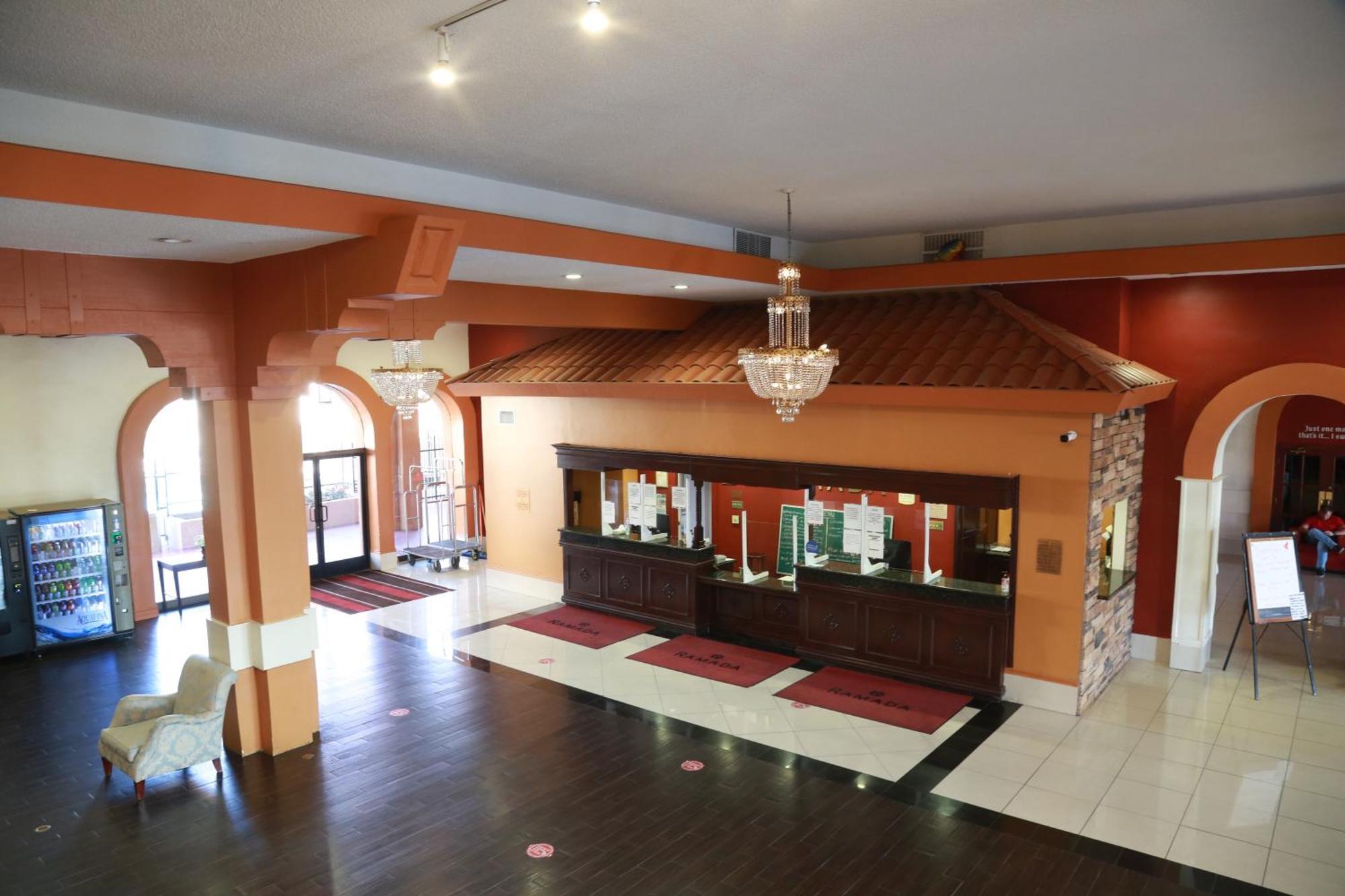 Ramada By Wyndham Fresno North Hotel Exterior photo