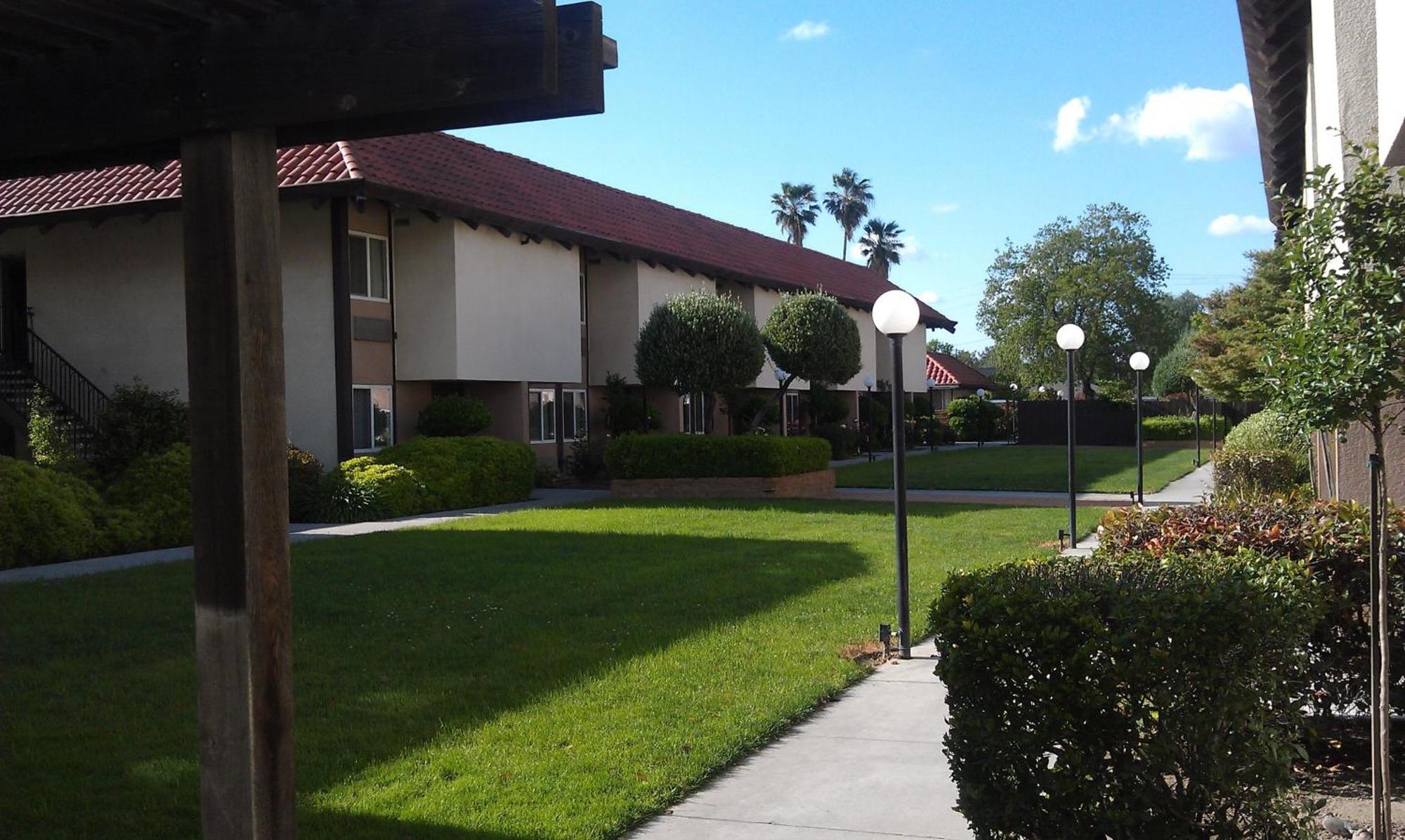 Ramada By Wyndham Fresno North Hotel Exterior photo