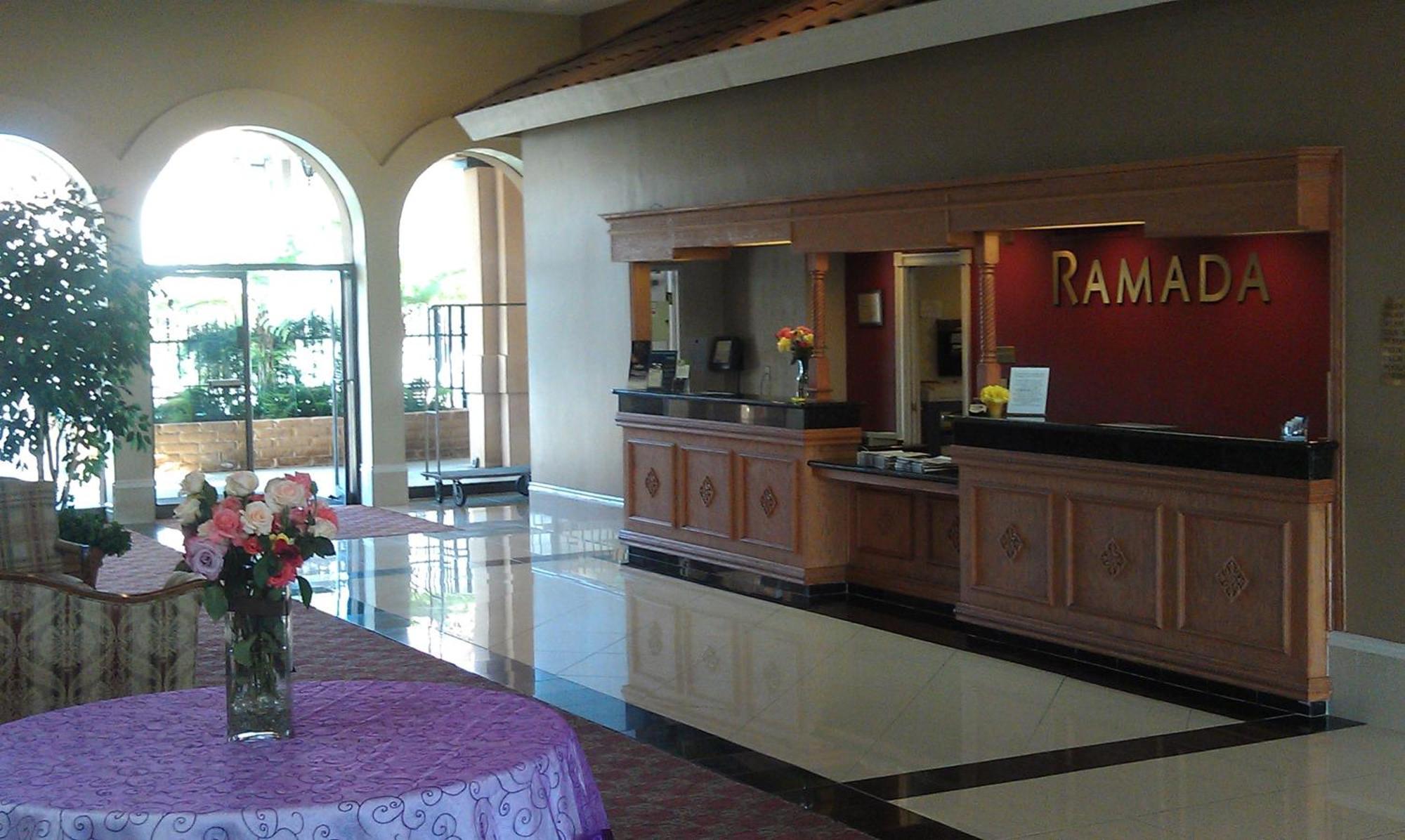 Ramada By Wyndham Fresno North Hotel Exterior photo