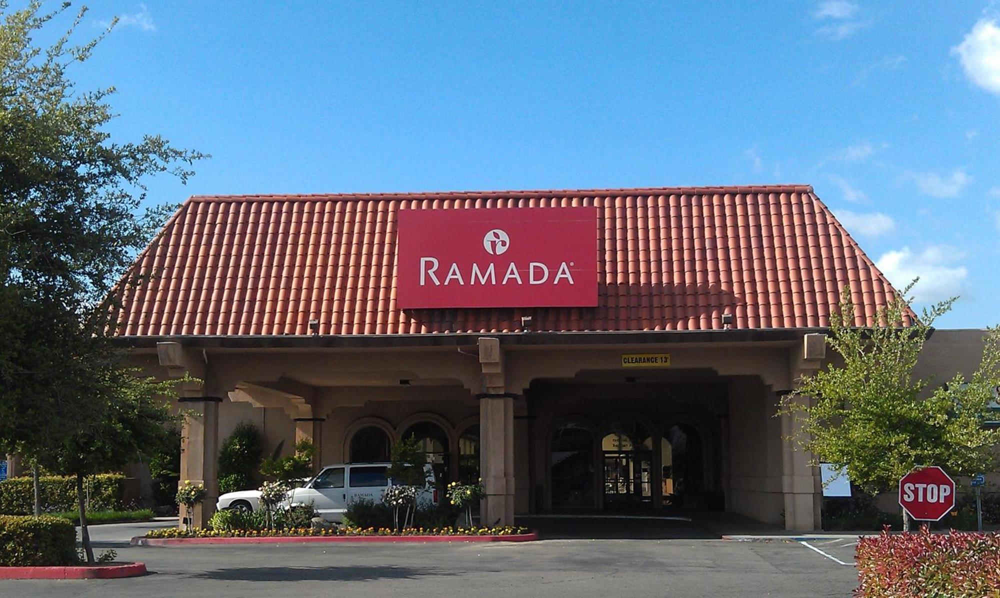 Ramada By Wyndham Fresno North Hotel Exterior photo