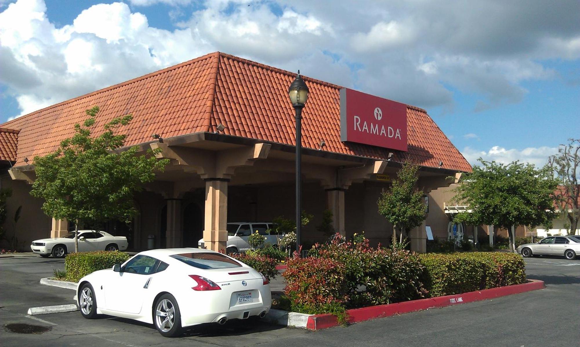 Ramada By Wyndham Fresno North Hotel Exterior photo
