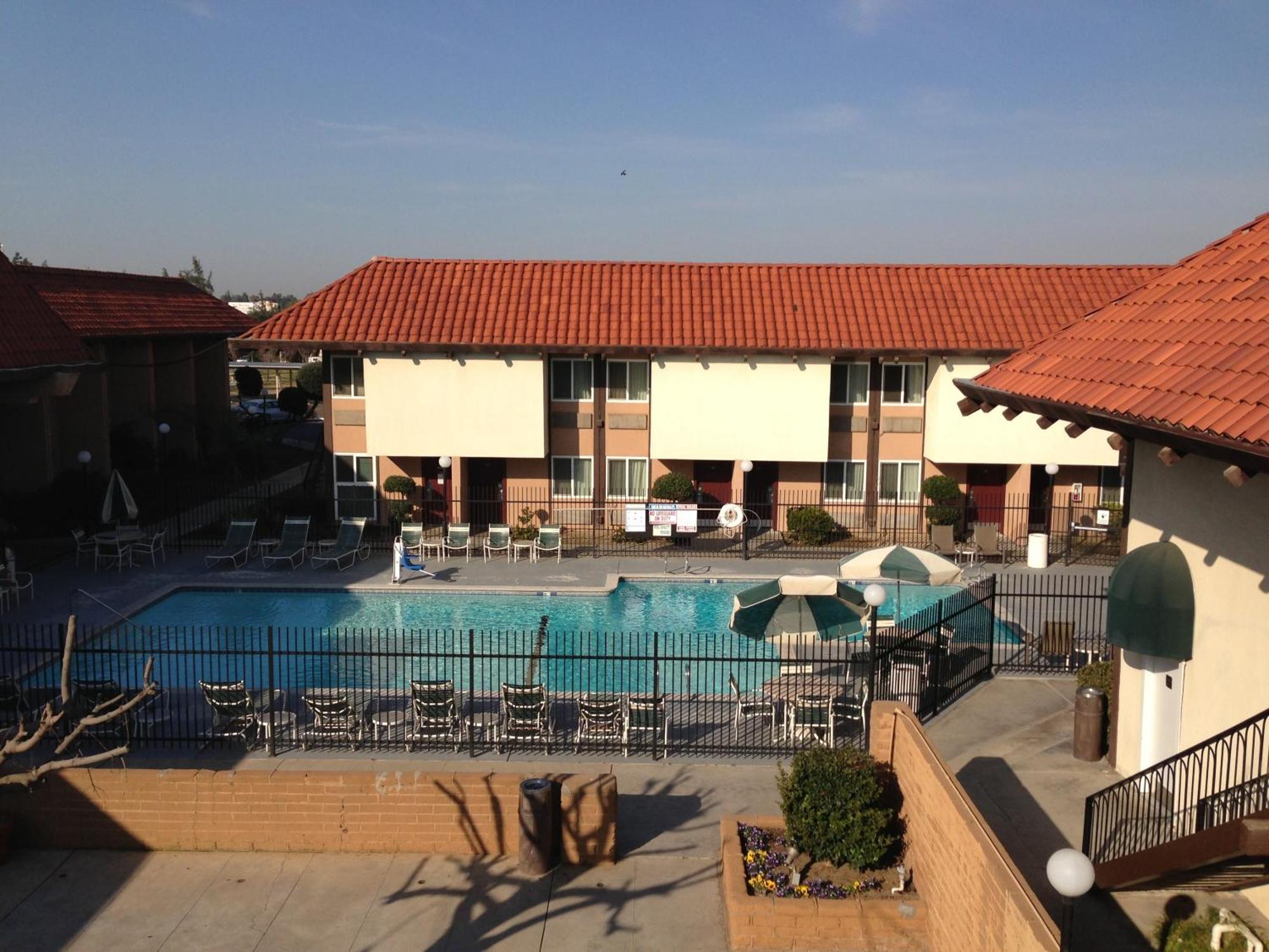 Ramada By Wyndham Fresno North Hotel Exterior photo