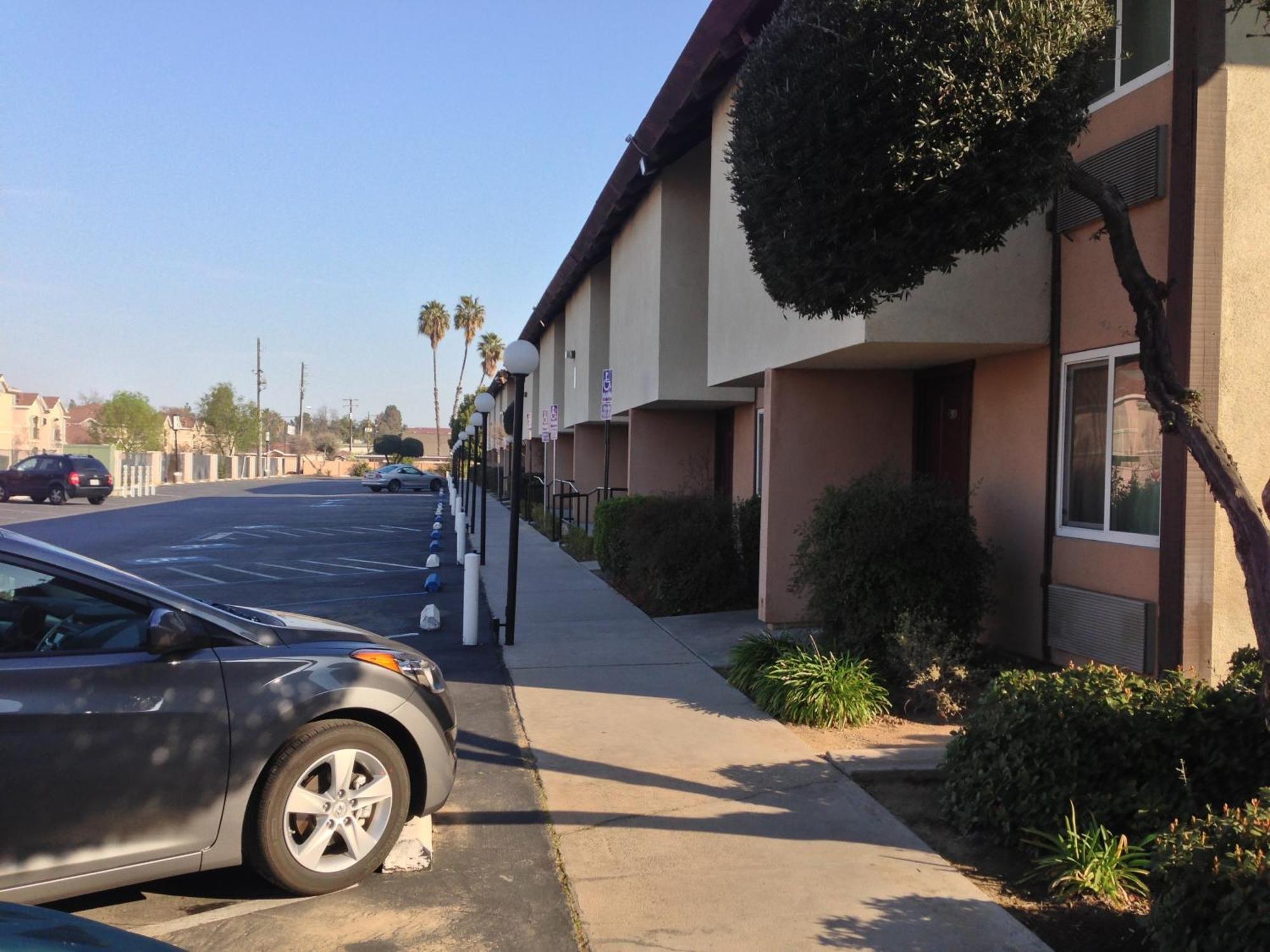 Ramada By Wyndham Fresno North Hotel Exterior photo