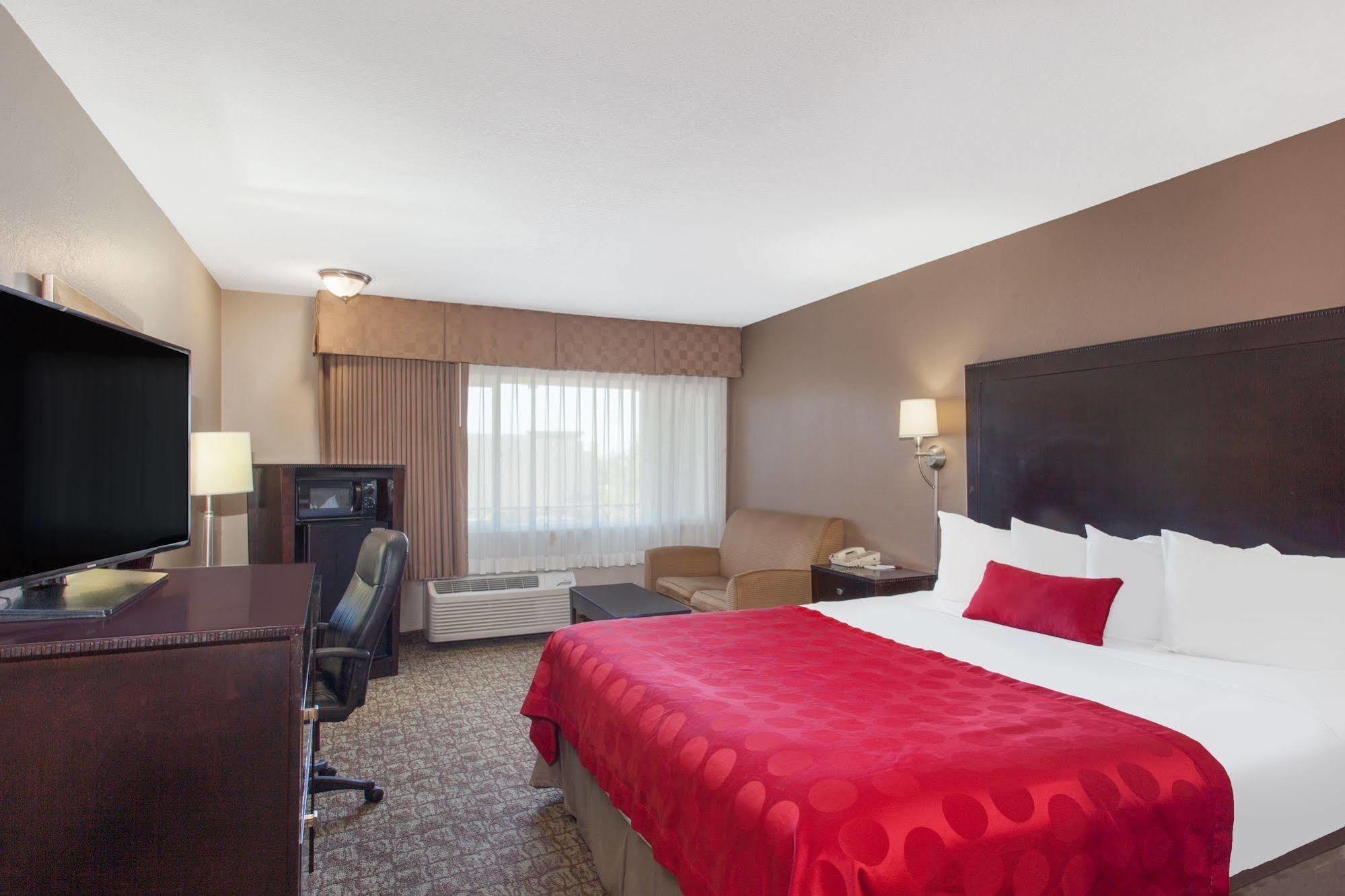 Ramada By Wyndham Fresno North Hotel Exterior photo